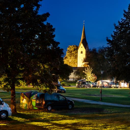 Camping mit Kirche